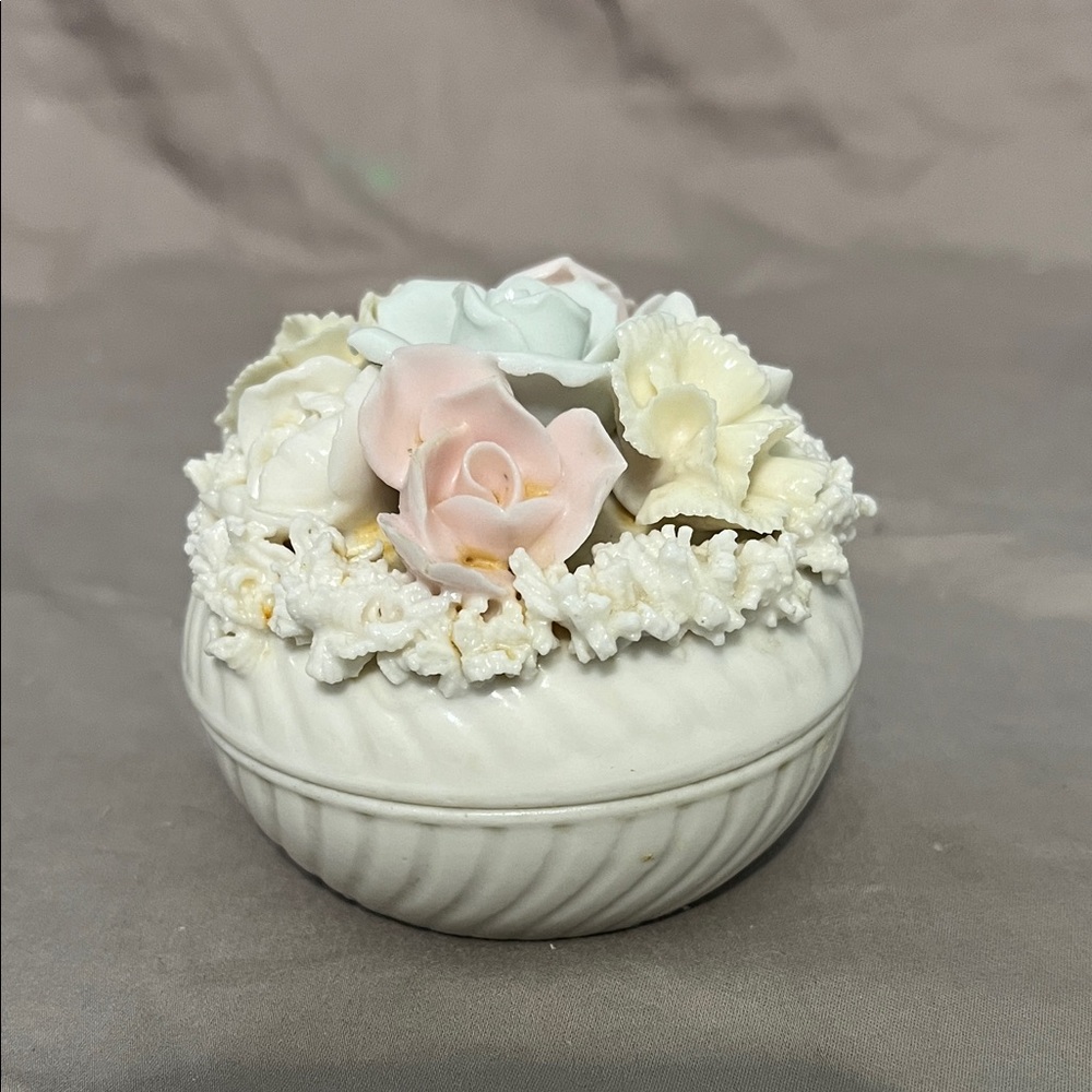 Vintage 3" ARDALT 6923A Porcelain Trinket Box Powder Jar w Floral Lid